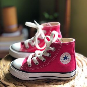Converse Unisex-Child Chuck Taylor All Star Canvas High Top Sneaker. Hoy pink. 5